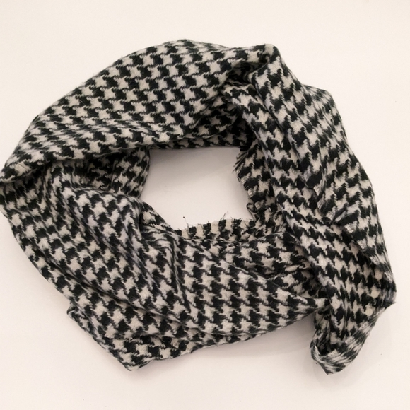 Lord &Taylor Houndstooth infinity scarf - Picture 1 of 5